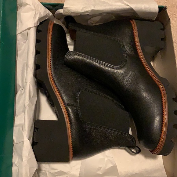 Chelsea leather Boot (Women) Ankle bootie
Leather US sizes. Never worn - Picture 9 of 12